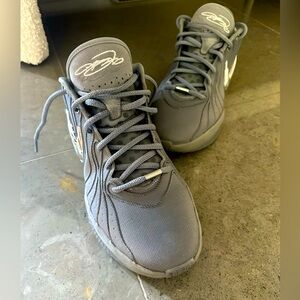 Nike zoom basketball sneaker